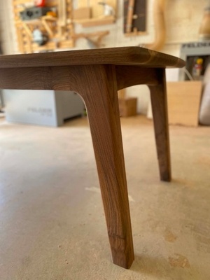 Une grande table en noyer tout en courbe