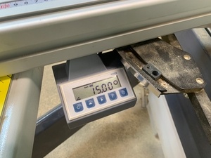 Butées et lecture d'angle numériques pour guide de scies à format et combis Holzprofi