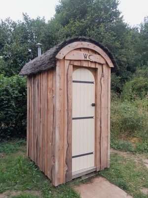 Toilette sèche cintrée extérieure