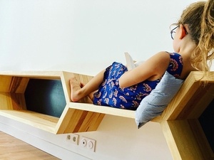 Bibliothèque suspendue en frêne olivier