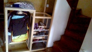 Meuble de rangement sous escalier réalisé en frene