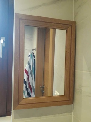 Cadre en pente pour un miroir