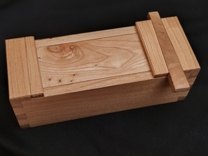 Boite dominos aux outils à main