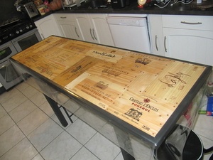 Table de cuisine avec caisses de vin