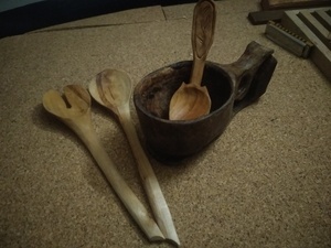 Des cuillères, une kuksa et ma mallette de transport