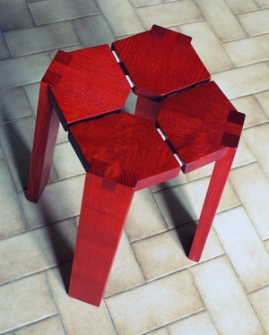 Tabouret en frêne teinté rouge