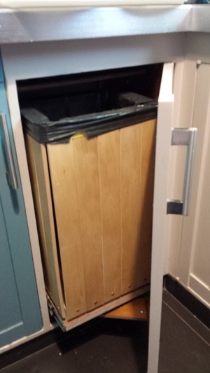 Poubelle de cuisine à sortie automatique