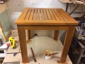 Table basse de jardin en chêne lamellé collé