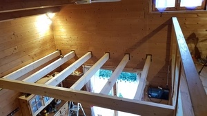 Mezzanine avec poutres apparentes