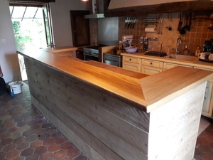 Bar en chêne brun, à bords bruts (live edge dans la langue de feu Babeth Second)