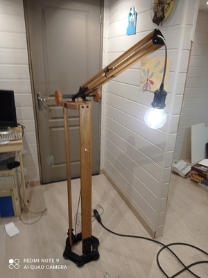 Lampe industrielle sur pied