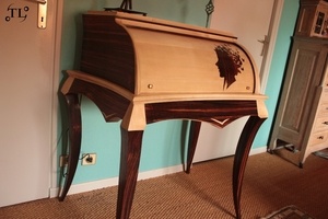 Marqueterie femme au papillons