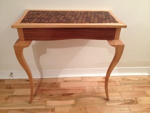 Console avec pieds galbés et plateau marqueté