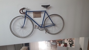 Le vélo est perché en mezzanine