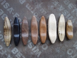 Des petits kayaks de différentes essences