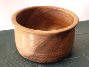 Tournage d'un petit bol en noyer