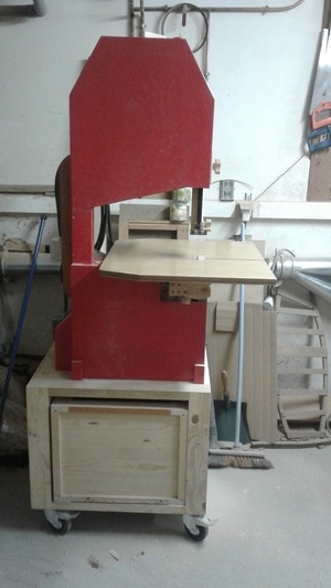 Petite scie à ruban d’inspiration d’une ancienne machine réel.