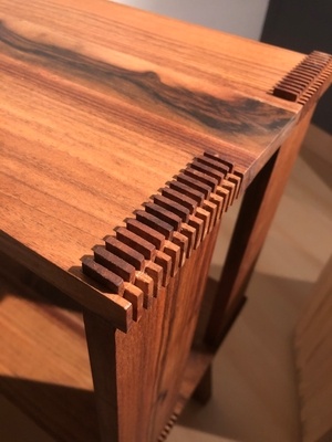 Table de chevet queues droites