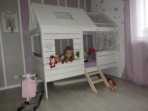 Lit cabane pour la petite....