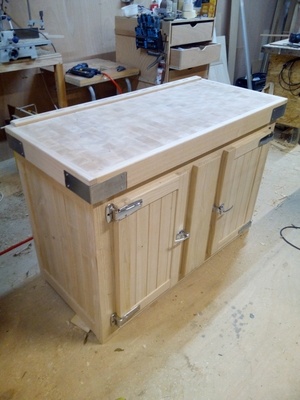 Cuisine façon meuble frigo et Billot de boucher