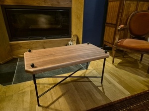 Table basse en Sipo et acier