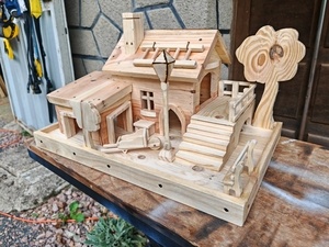 Maison en bois avec décorations