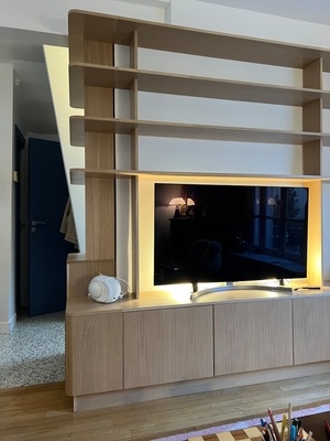 Bibliothèque autour d’un mur