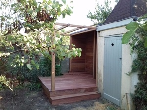 Petite terrasse pergola abris à bois