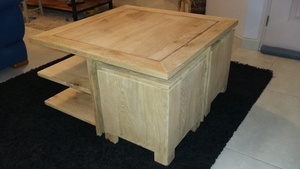 Table basse avec poufs