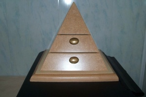 Boîte à bijoux en forme de pyramide