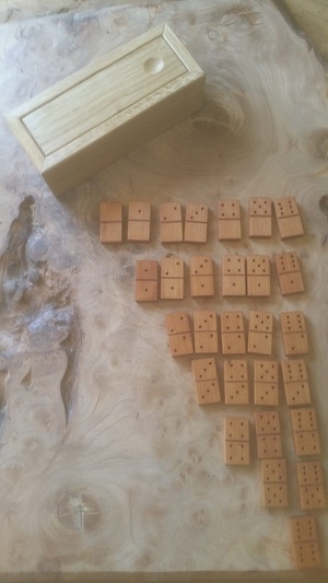 Boîte à dominos aux outils à main