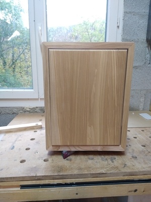 Table de chevet suspendue en frêne