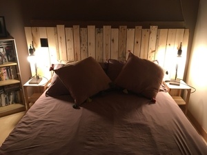 Tête de lit et chevets en bois de récupération