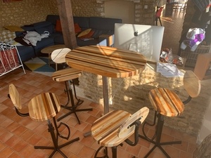 Mange debout et tabourets