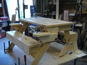 Banc tranformable en table
