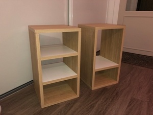 Deux petites tables de nuit