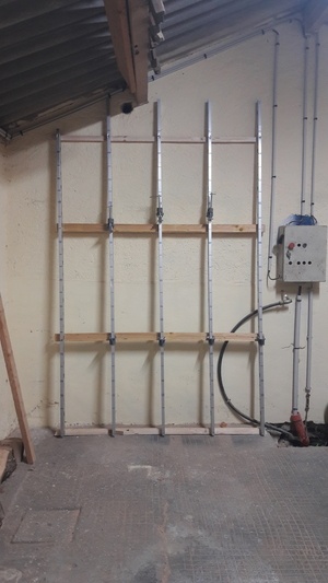 Presse à panneaux en alu avec machoires de dormants