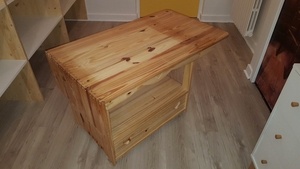 Table avec charnières en bois pour les rallonges