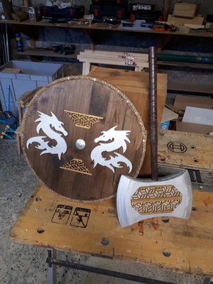 Hache, épée et boucliers vikings