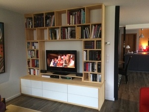 Une meuble télé - bibliothèque