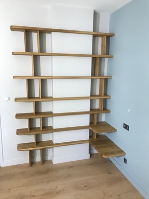 Bibliothèque en chêne massif pour masquer une gaine technique