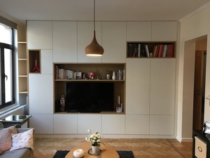 Grand meuble de rangement avec portes peintes et niches en chêne