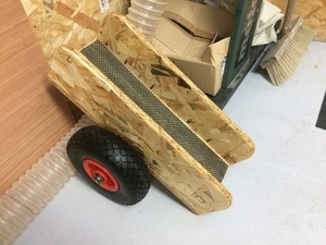 Un chariot porte panneau avec des chutes