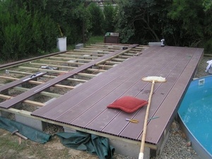 Terrasse de piscine en bois composite