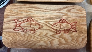 Planches de présentation en chêne gravées et résine