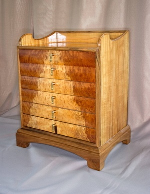 Petit meuble à tiroirs de bureau.