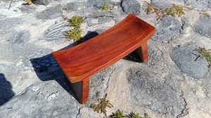 Petit banc taillé dans la masse