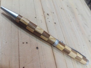 Stylo à damier