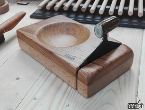 Planche à découper avec un ulu