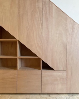 Bibliothèque-escalier vers mezzanine